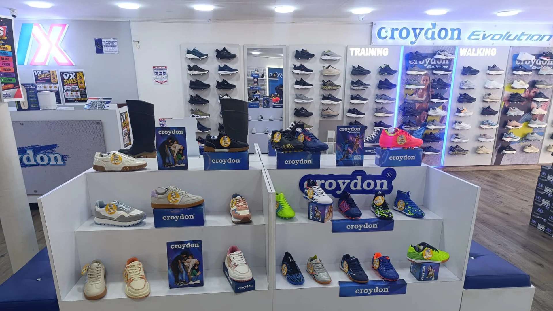 Interior de VX Tennis con exhibición de tenis y calzado